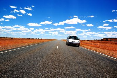Louer une voiture à l’étranger : tout ce qu’il faut savoir pour voyager tranquille en 2025