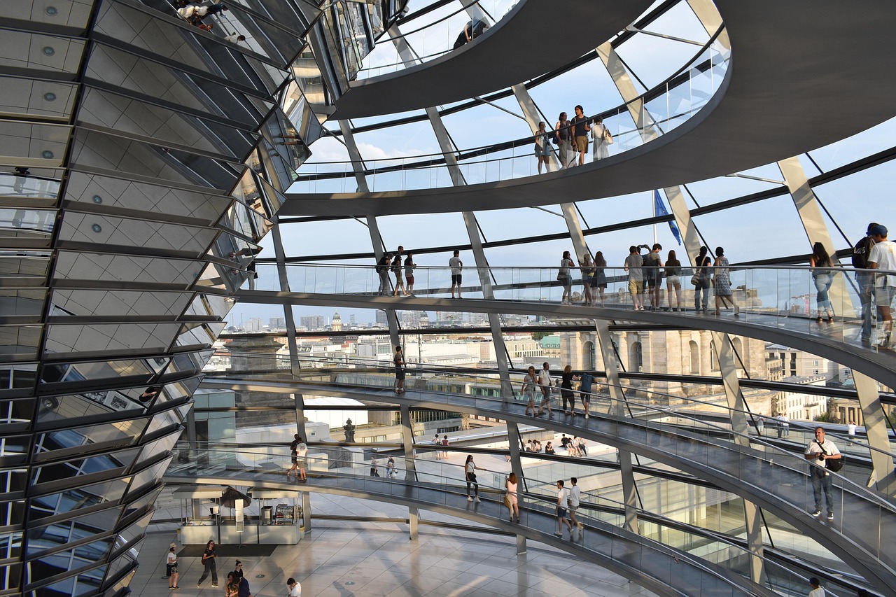 découvrez berlin, la capitale allemande dynamique qui allie histoire, culture moderne et diversité. explorez ses monuments emblématiques, ses musées fascinants et sa vie nocturne animée, tout en profitant de la richesse gastronomique de cette ville unique.