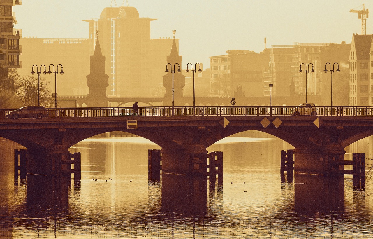 découvrez berlin, la capitale allemande vibrante et riche en histoire. explorez ses monuments emblématiques, sa scène artistique dynamique, et savourez une cuisine diversifiée unique. berlin vous attend avec ses nombreux quartiers à la fois modernes et historiques, offrant une expérience inoubliable.
