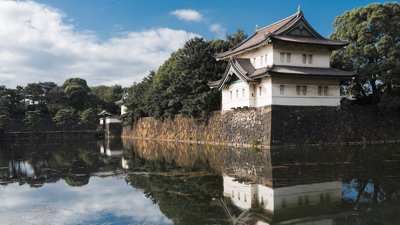 découvrez tokyo, la métropole japonaise où tradition et modernité se rencontrent. explorez ses temples historiques, ses quartiers animés et sa gastronomie inégalée. plongez dans l'effervescence de cette ville fascinante qui ne cesse de surprendre.