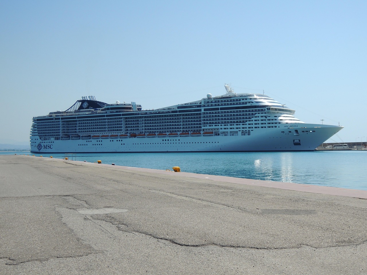 découvrez l'ultime croisière en méditerranée : des paysages à couper le souffle, des escales culturelles et une expérience inoubliable entre mer et soleil.